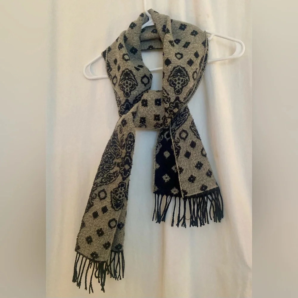 Soft Reversible Black & Tan Print Knit Scarf Size 34” x 12”